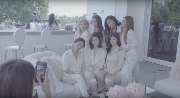 Kylie Jenner urodziła córkę. 20-letnia gwiazda została mamą! Kadr z filmu To Our Daughter