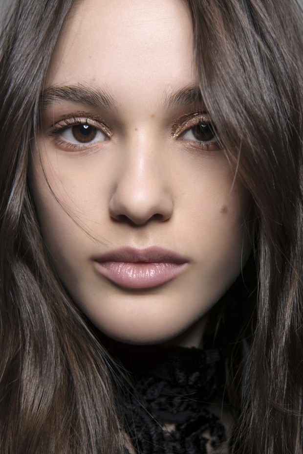 Makijaże na jesień-zima 2018/2019: cały ten błysk, Alice McCall