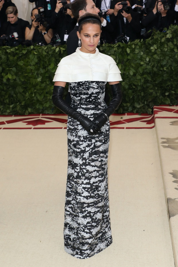 Met Gala 2018: Alicia Vikander w sukni Louis Vuitton