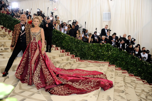 Met Gala 2018: Christian Louboutin i Blake Lively w sukni Versace