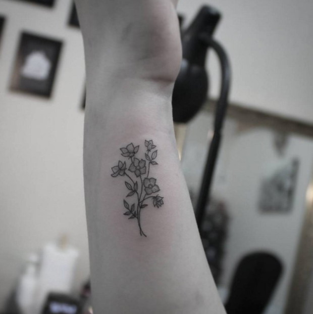 Tatuaże kwiaty, tatuaże rośliny, fot. instagram.com/tattooist_ebony