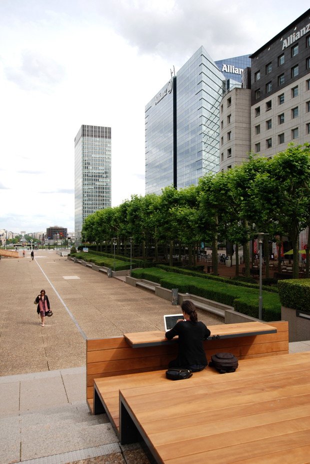 Miejskie meble Pawła Grobelnego w paryskiej dzielnicy La Defense