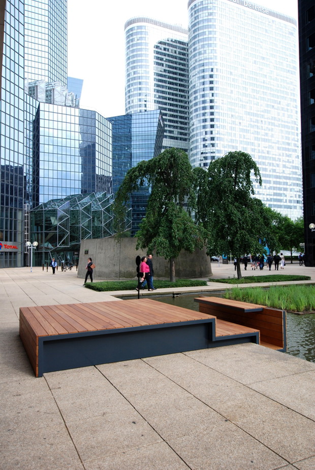 Miejskie meble Pawła Grobelnego w paryskiej dzielnicy La Defense