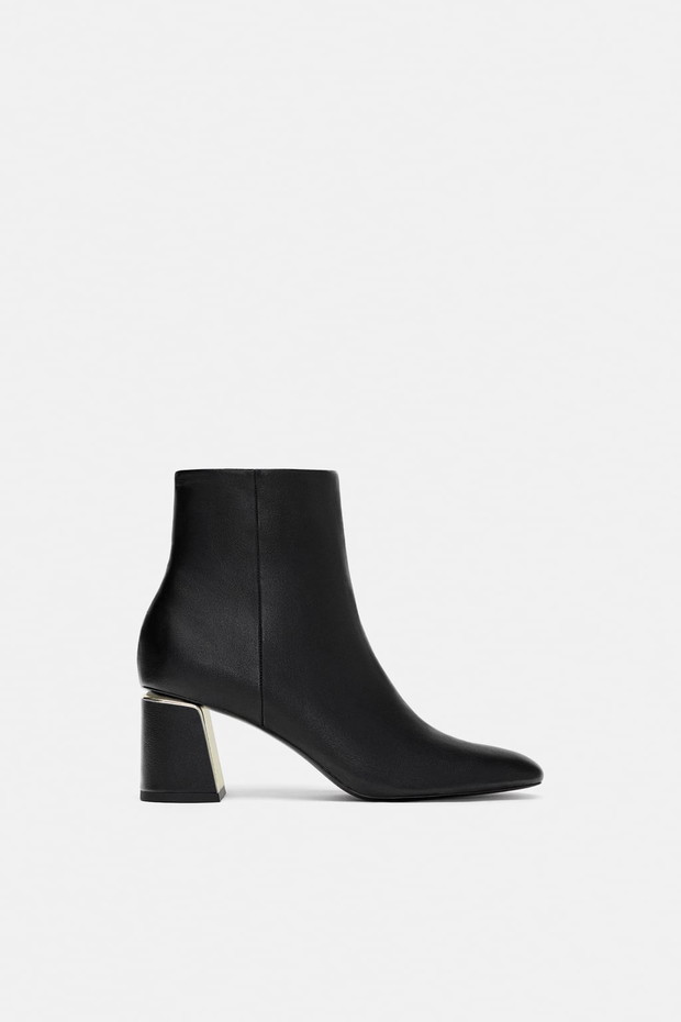 Zara, botki na obcasie z metalowym zdobieniem, 159 zł