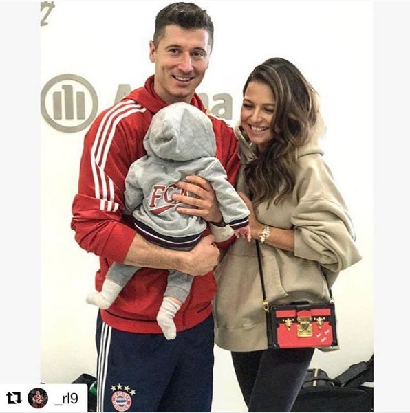 Robert Lewandowski i Anna Lewandowska z córką Klarą, 09