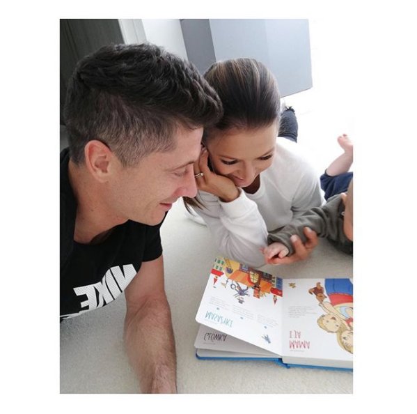 Robert Lewandowski i Anna Lewandowska z córką Klarą, 10