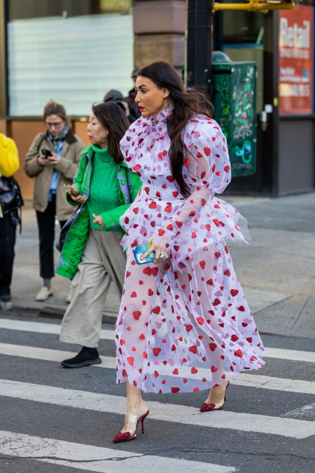 Stylizacje z czerwonymi szpilkami