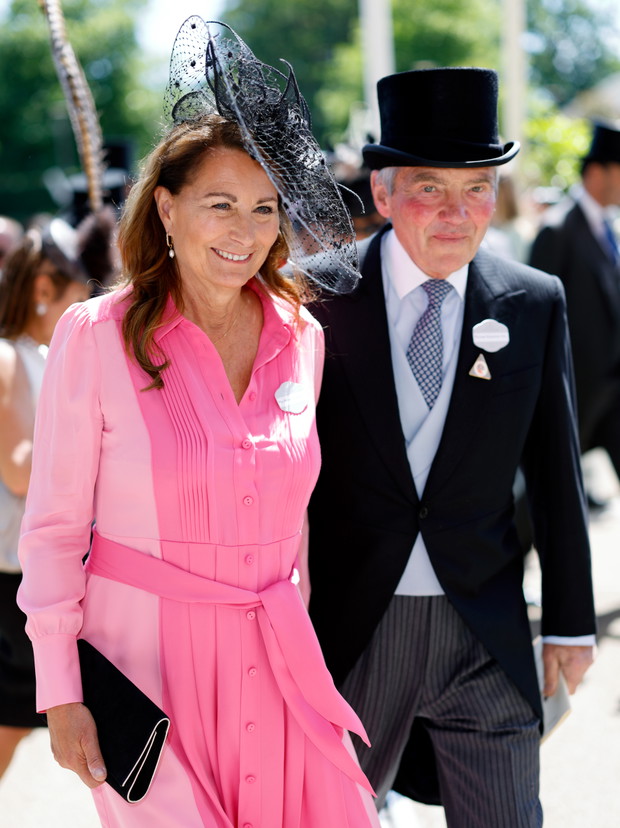 Kate Middleton i jej mama w identycznych sukienkach