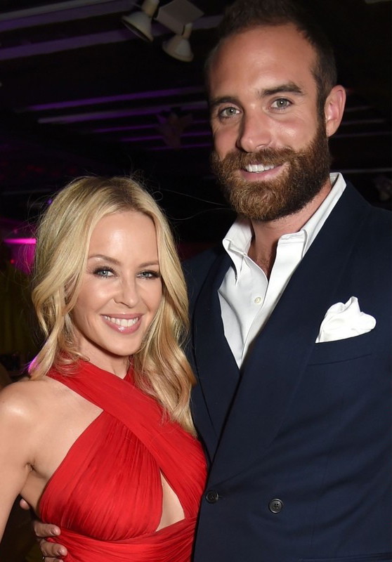 Kylie Minogue i Joshua Sasse