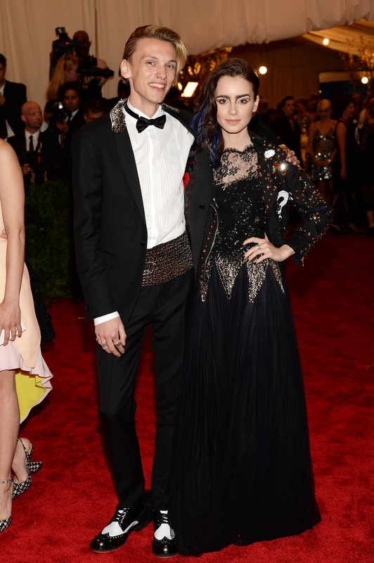Gwiazdy na Met Gala 2013: Jamie Campbell Bower i Lily Collins w sukni Moschino, fot. East News