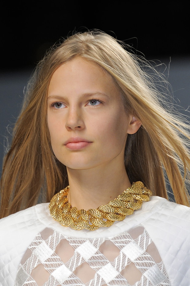 Top modelki bez makijażu w pokazie Balmain - Elisabeth Erm, muza Oliviera Rousteing, fot. Imaxtree