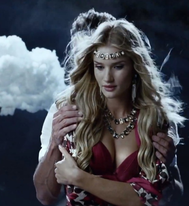 Rosie Huntington-Whiteley w Krainie Czarów