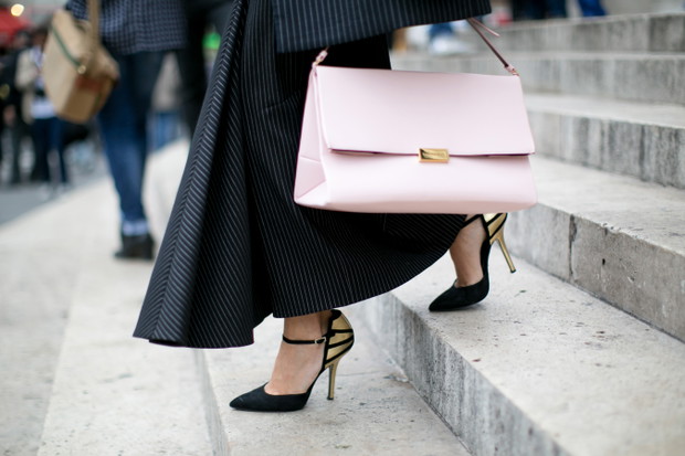 Street fashion: fokus na buty i torebki