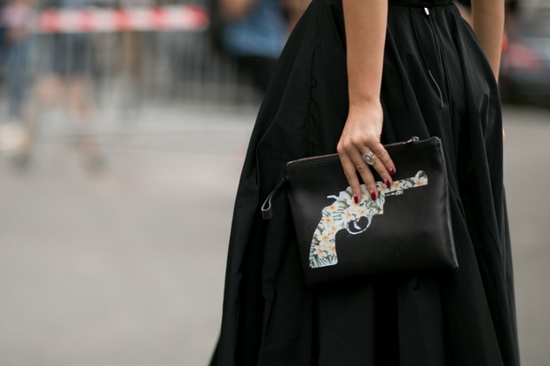 Street fashion: fokus na buty i torebki