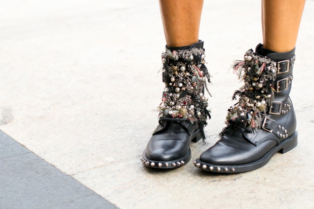 Street fashion: fokus na buty i torebki