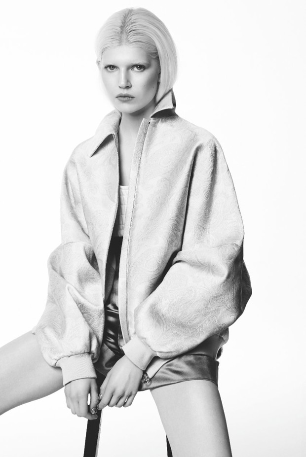 Ola Rudnicka podbija świat!, fot. Magdalena Łuniewska kurtka Stella McCartney, top Pajonk, szorty Givenchy