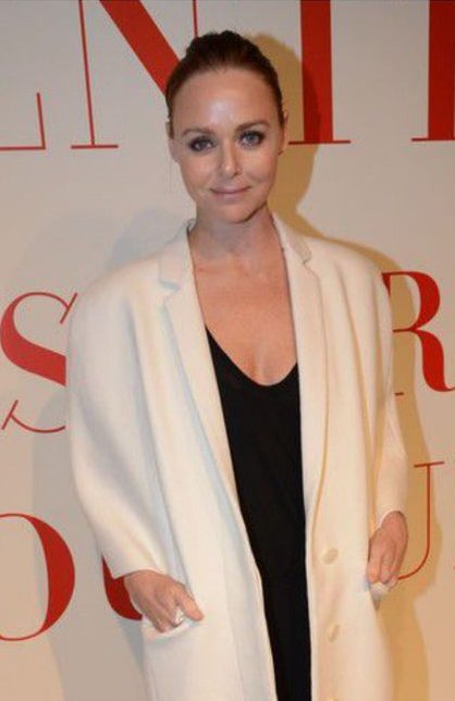 Stella MacCartney, jej rude włosy i angielska piegowata cera idealnie oddają styl jaki prezentuje projektantka; elegancki i surowy, ale z pazurem; fot. East News