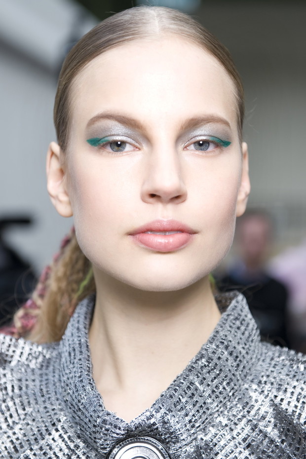 Chanel, Fall/Winter 2014-2015, fot. mat. prasoweBazę pod podkład stanowi markowy pewnik z serii HYDRA BEAUTY, na który nałożono fundację fluidu z najnowszej linii w kolekcji PERFECTION LUMIERE VELVE