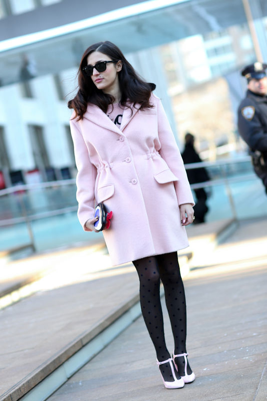 Street fashion: różowy płaszcz