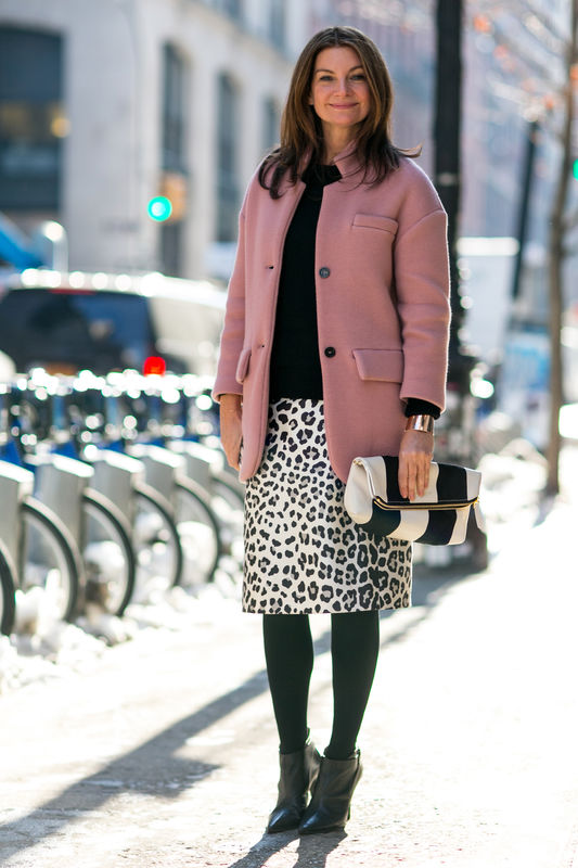 Street fashion: różowy płaszcz