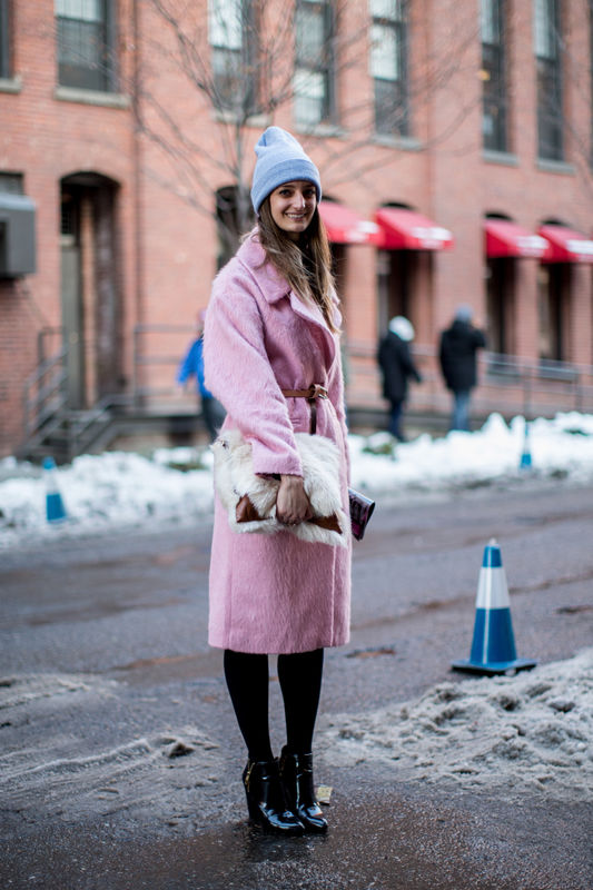 Street fashion: różowy płaszcz