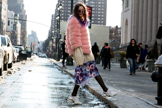 Street fashion: różowy płaszcz