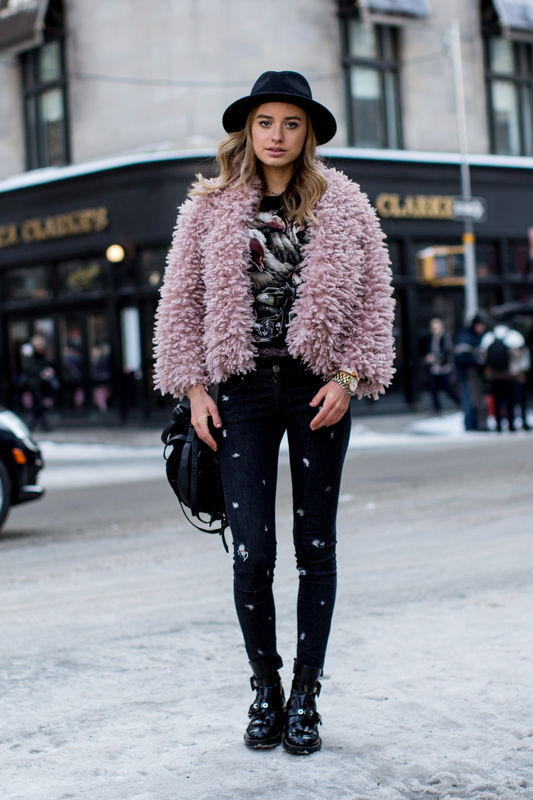 Street fashion: różowy płaszcz