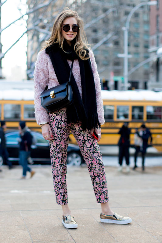 Street fashion: różowy płaszcz