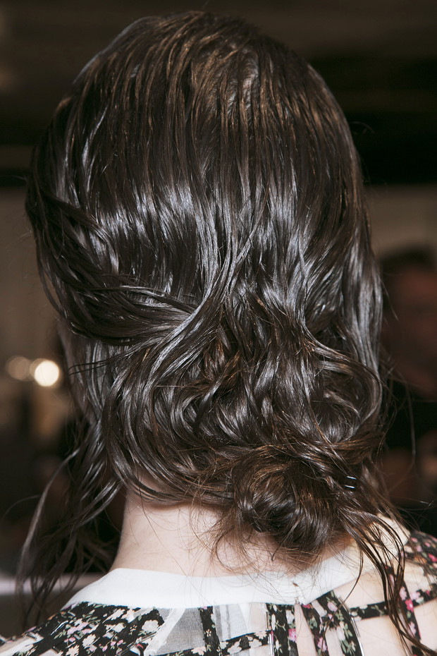 Fryzura wet look - trendy wiosna-lato 2014