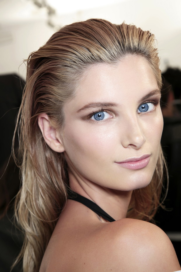 Fryzura wet look - trendy wiosna-lato 2014