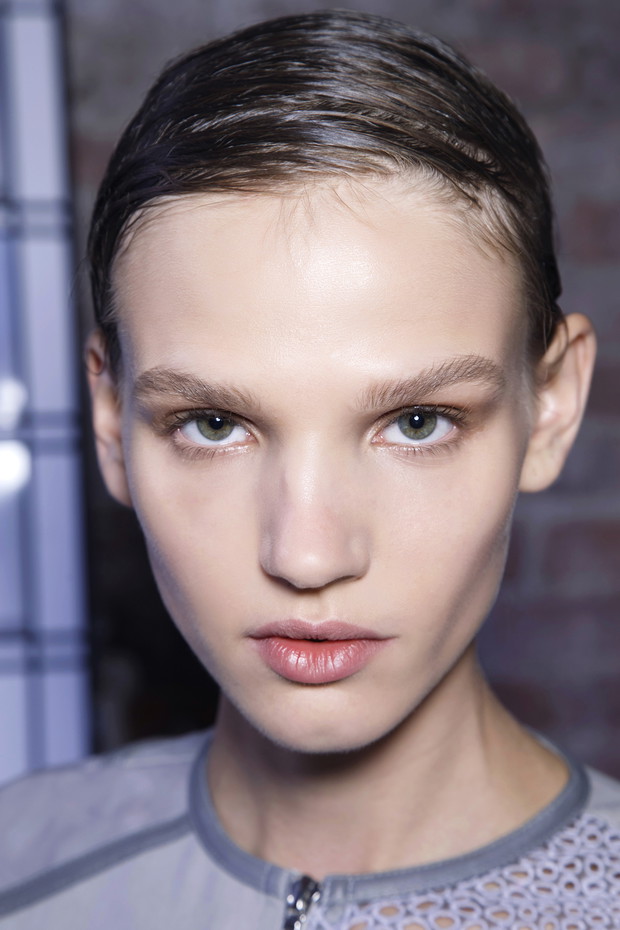 Fryzura wet look - trendy wiosna-lato 2014
