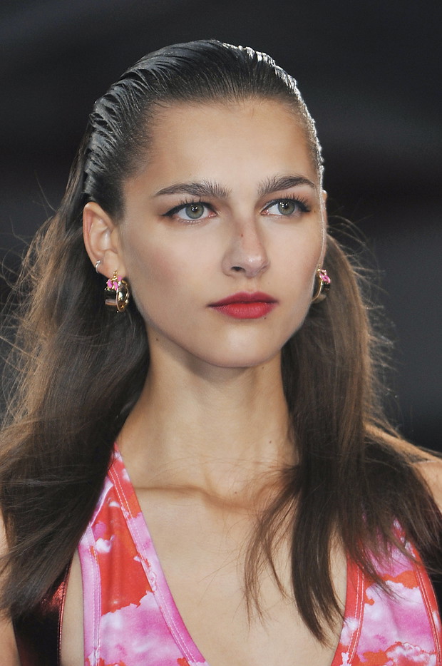 Fryzura wet look - trendy wiosna-lato 2014