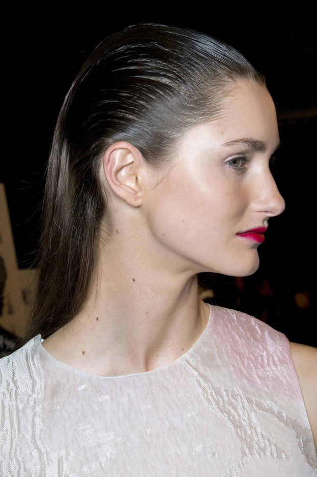 Fryzura wet look - trendy wiosna-lato 2014