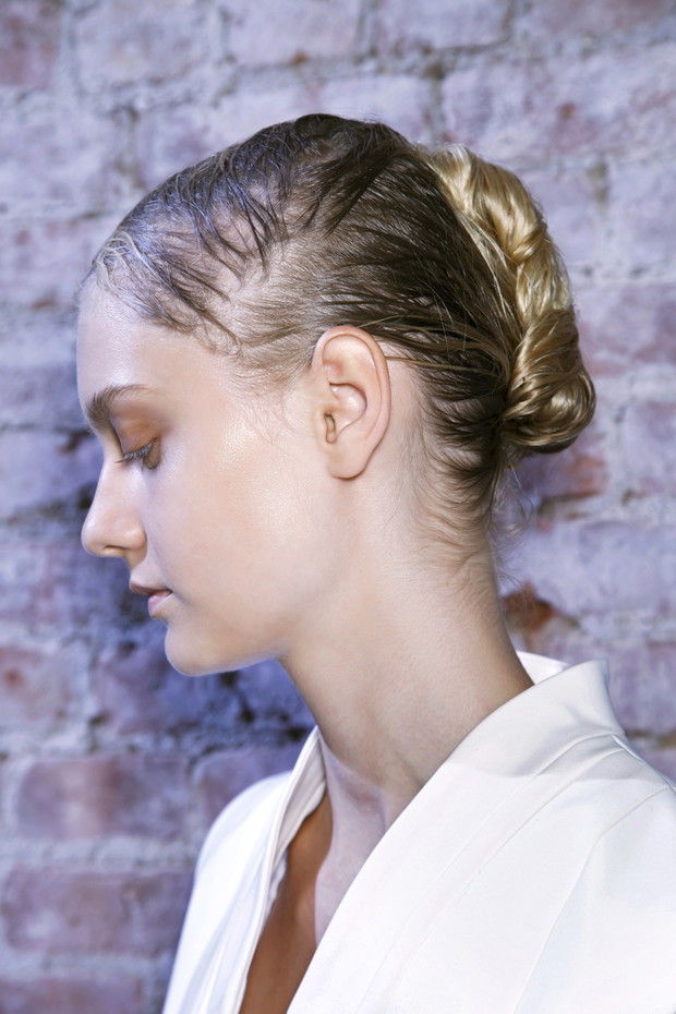Fryzura wet look - trendy wiosna-lato 2014