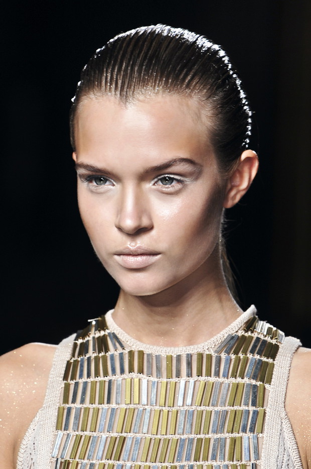 Fryzura wet look - trendy wiosna-lato 2014