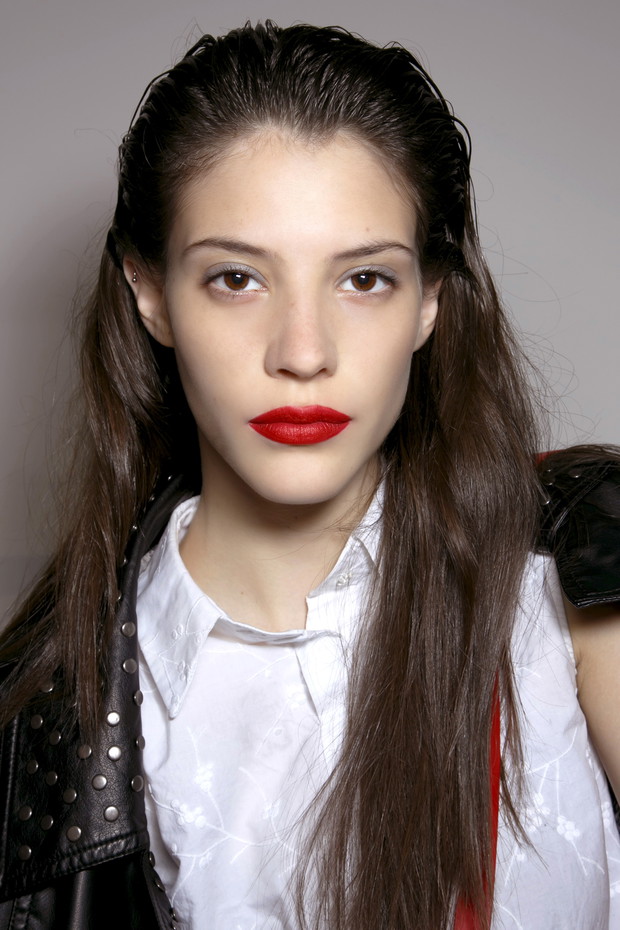Fryzura wet look - trendy wiosna-lato 2014
