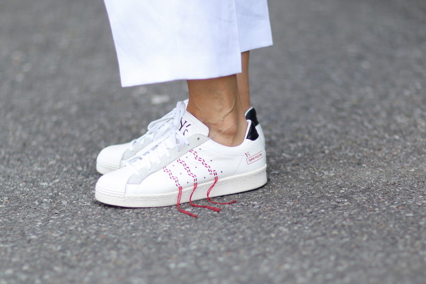 Street fashion: buty i akcesoria gości na pokazach FW SS15