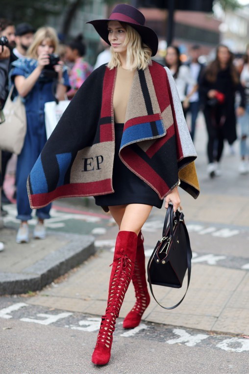 Gwiazdy i modelki w ponczo Burberry