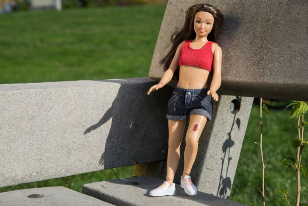 Światło dzienne ujrzała lalka Lammily, czyli Barbie o kształtach prawdziwej kobiety. Ma subtelny makijaż, ubrania w stylu casual oraz akcesoria (i nie chodzi tutaj o różowe auto, czy przystojengo Kena).