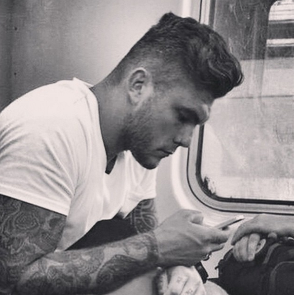 Instagram: przystojni Francuzi w metrze