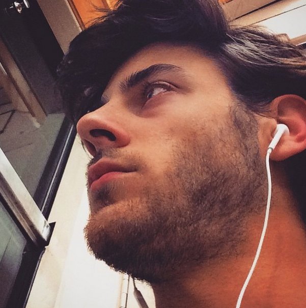 Instagram: przystojni Francuzi w metrze