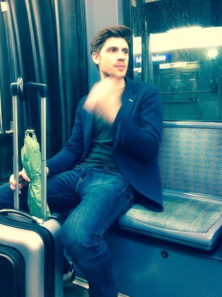 Instagram: przystojni Francuzi w metrze