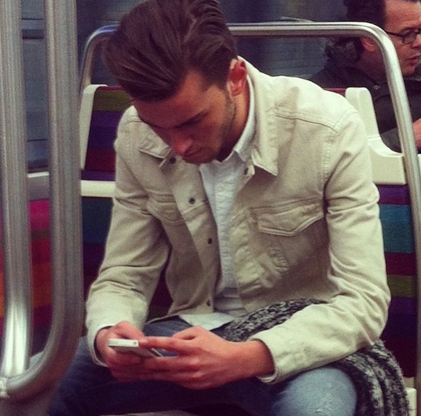 Instagram: przystojni Francuzi w metrze