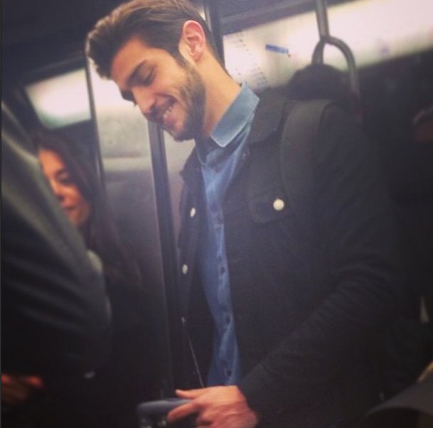 Instagram: przystojni Francuzi w metrze