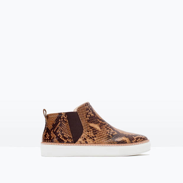 Modne buty na lato: trampki typu slip on
