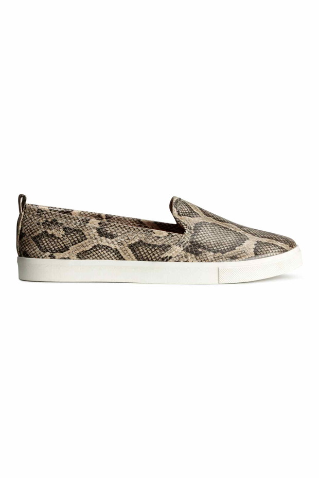 Modne buty na lato: trampki typu slip on