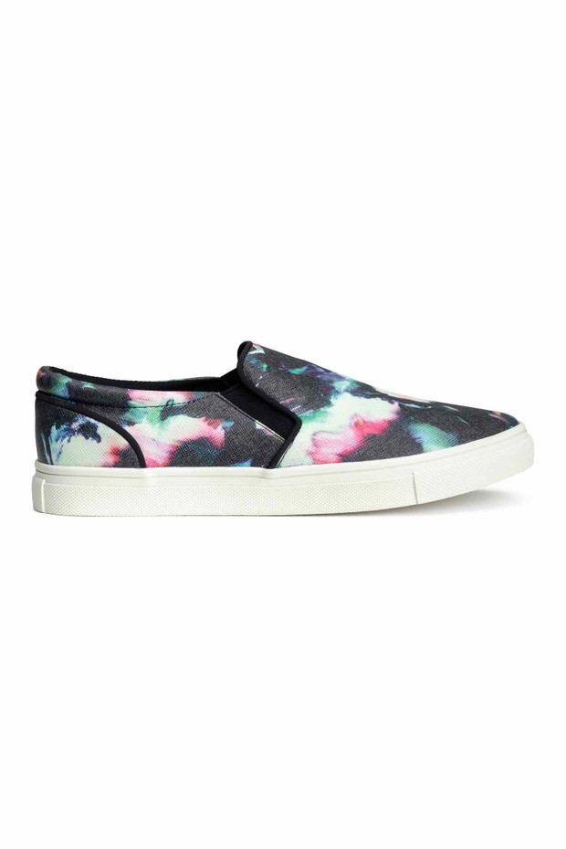 Modne buty na lato: trampki typu slip on