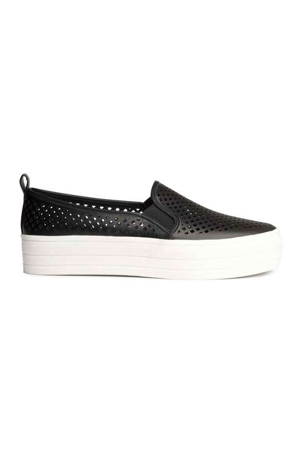 Modne buty na lato: trampki typu slip on