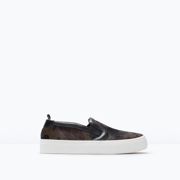 Modne buty na lato: trampki typu slip on