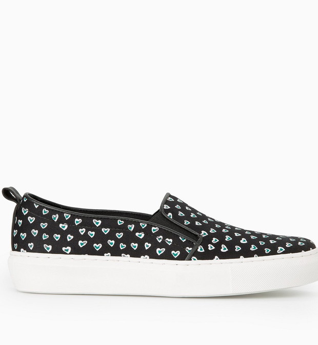 Modne buty na lato: trampki typu slip on